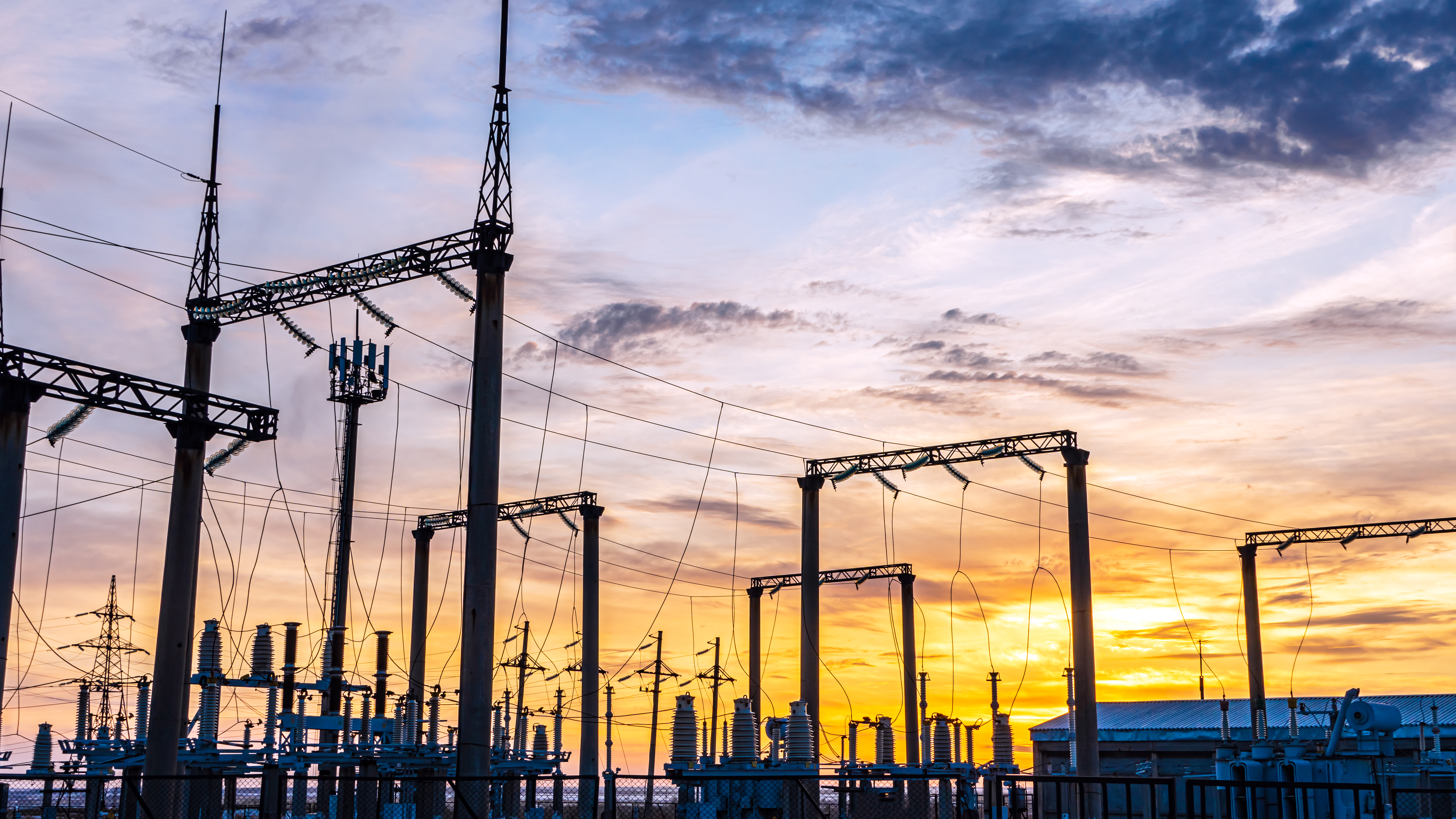 千库网_燃料和电力的生产。日落时有电线和变压器的电网。输电线和发电厂。有电压和电流电线的电力线_摄影图编号15045650.jpg