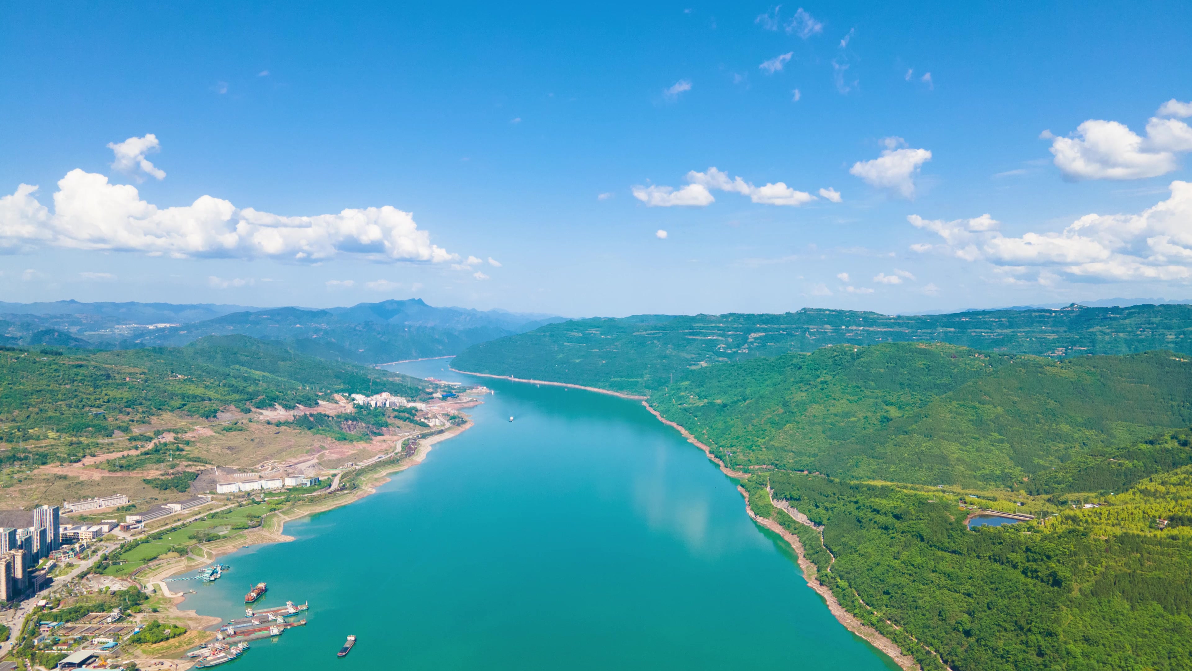 千库网_航拍蓝天白云万里长江两岸青山轮船祖国山河祖国风光_摄影图编号20600242.jpg